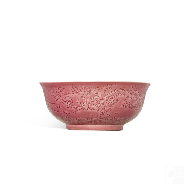 An aubergine-glazed incised 'dragon' bowl, Qing dynasty, Kangxi period | 清康熙 茄皮紫釉刻雲龍趕珠紋盌 《大明弘治年製》仿款 - 图2